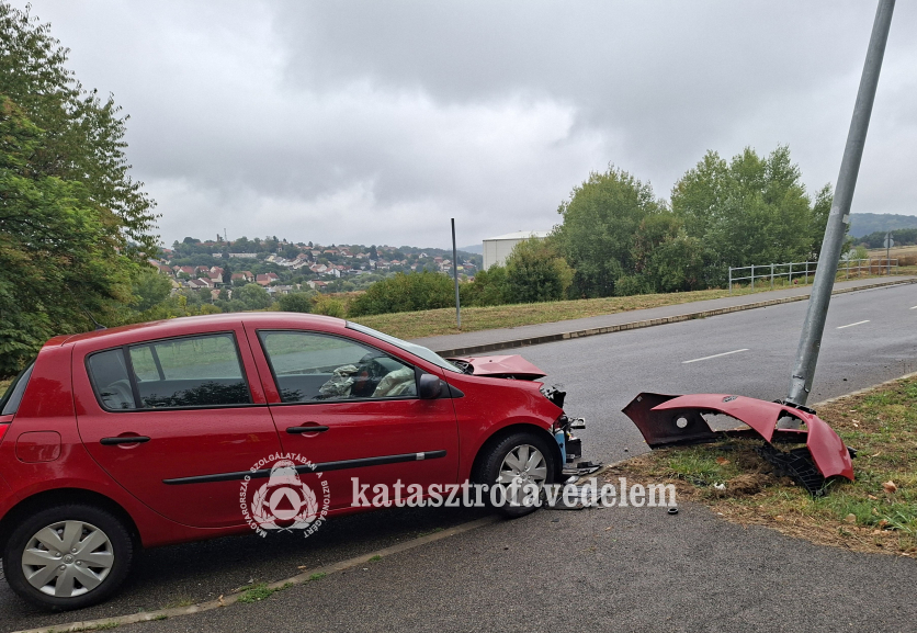 oszlopnak ütközött autó