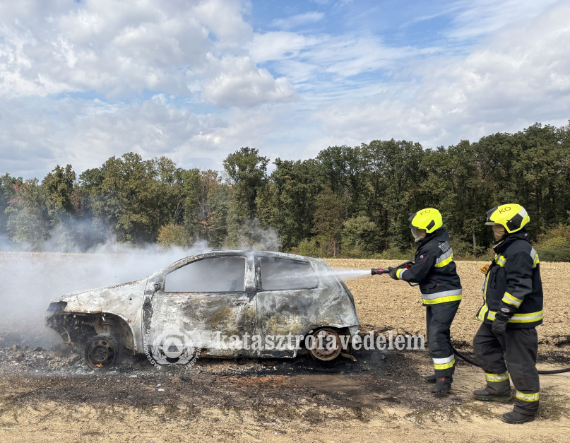 tűzoltók oltják a kocsit