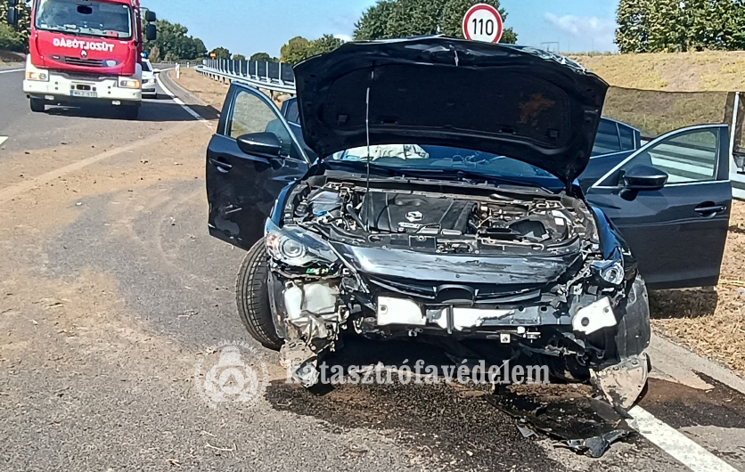 összetört autó a sztrádán