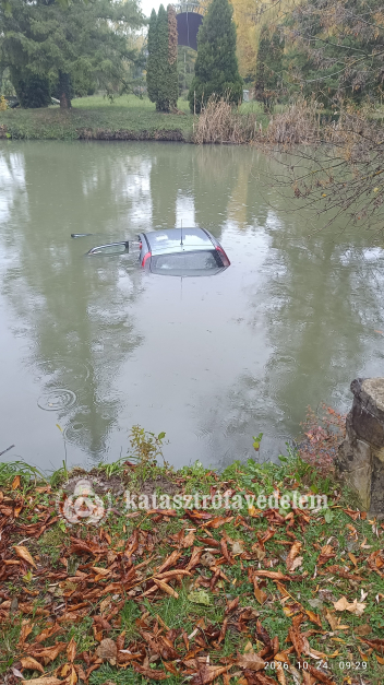 A tóból alig látszott ki az autó.