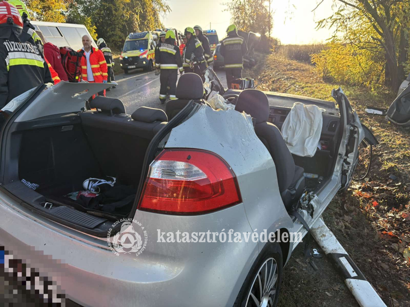 szétvágott személyautó, mögötte tűzoltók