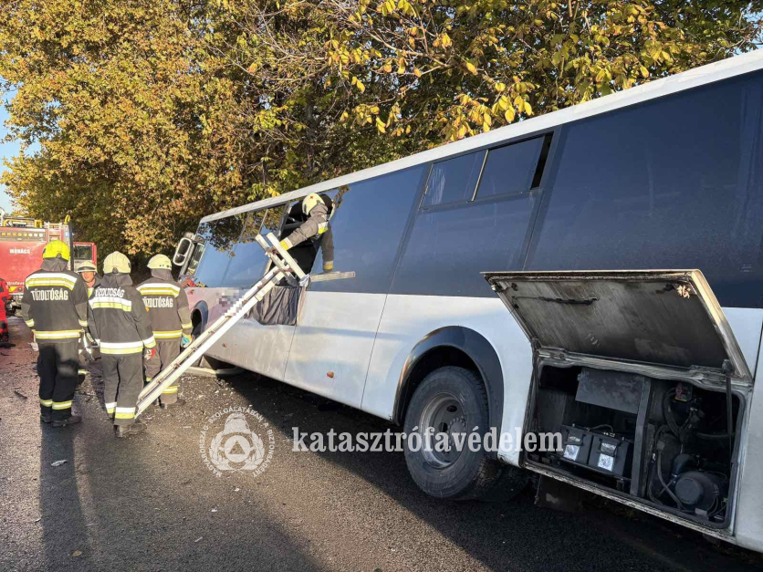 oldalára borult busz, tűzoltók