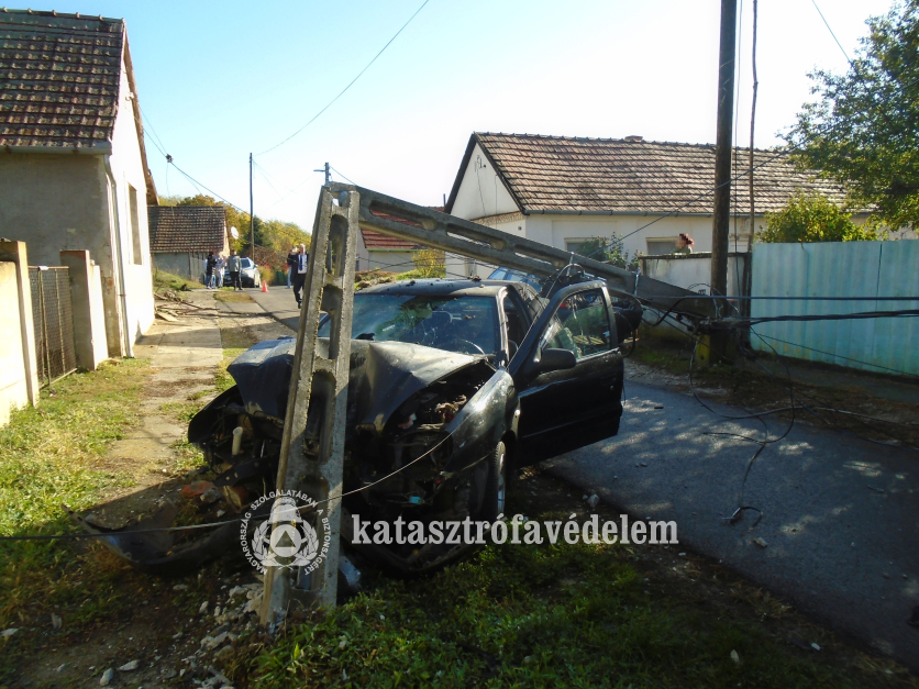 oszlopnak ütközött személyautó