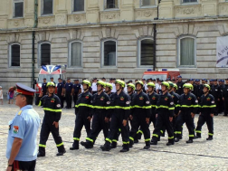 pécsi tűzoltó a HUNOR mentőszervezetben