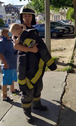 Gyerekeket is hoztak ki a tűzoltók az épületből