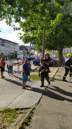 Gyerekeket is hoztak ki a tűzoltók az épületből