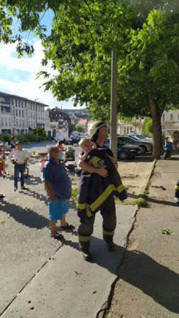 Gyerekeket is hoztak ki a tűzoltók az épületből
