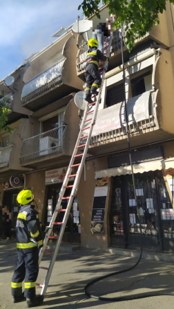 A lakók létrán keresztül is menekültek a füstből