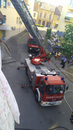 Több tűzoltó jármű is a helyszínre érkezett.