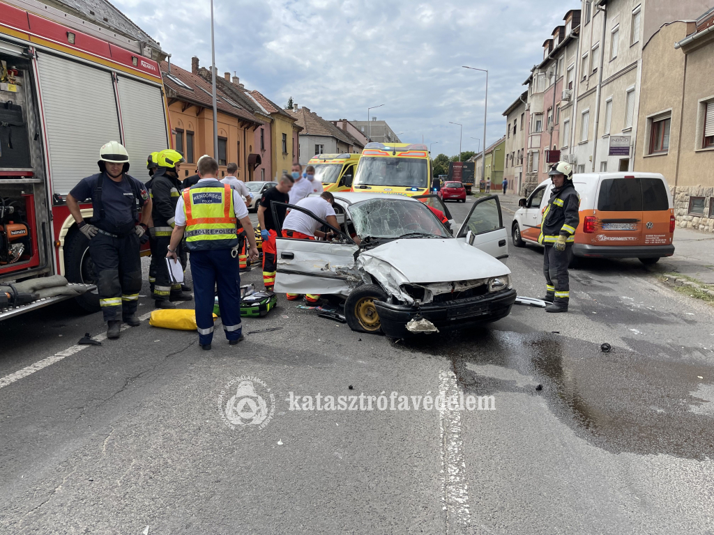 Összetörött személyautóból emelik ki a sérültet