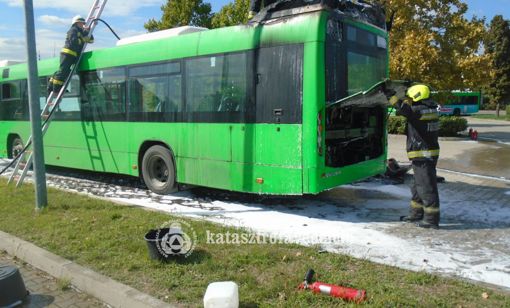 A tűzoltók eloltották az égő busz motorterét