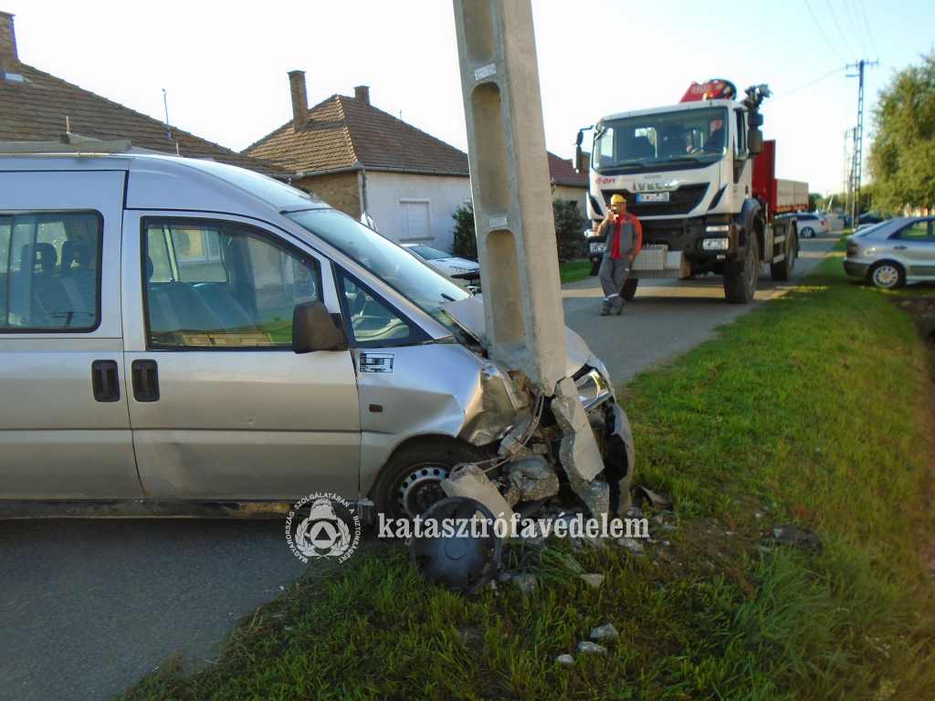 Oszlopnak ütközött autó