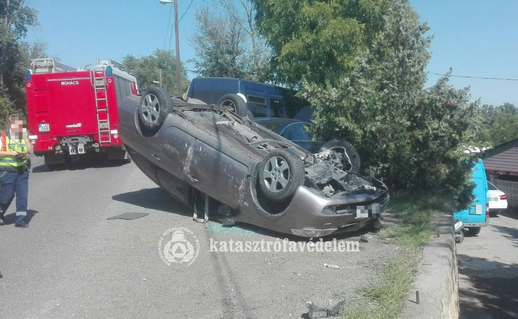 Fejtetőn áll az autó, mögötte tűzoltóautó