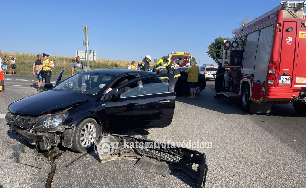 Letörött a lökhárítója az autónak. Mögötte rendőrök, tűzoltók, mentő