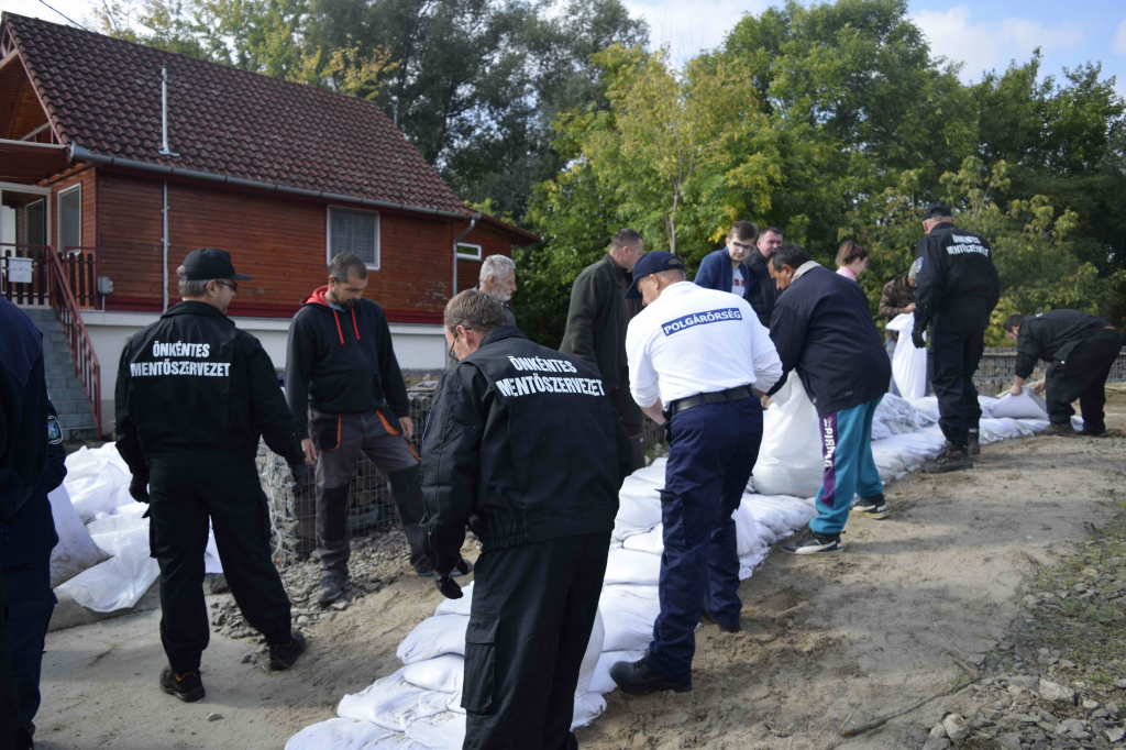 homokzsákokat pakolnak a gyakorlaton