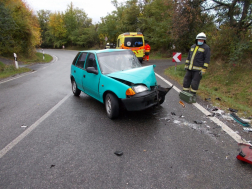 Komló Határtetőn két személyautó ütközött frontálisan.