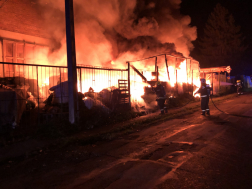 A tűzoltók kiérkezésekor az épület teljes terjedelmében égett.