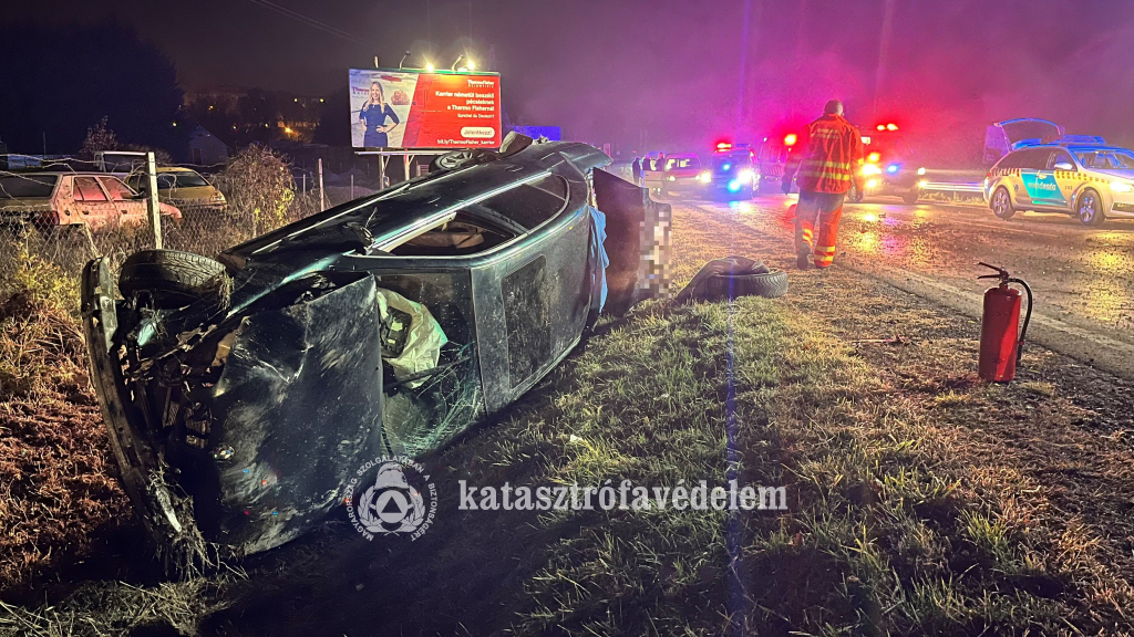 árokba csapódott személyautó, összeroncsolódott motorháztatővel, mögötte rendőr, mentő, tűzoltó