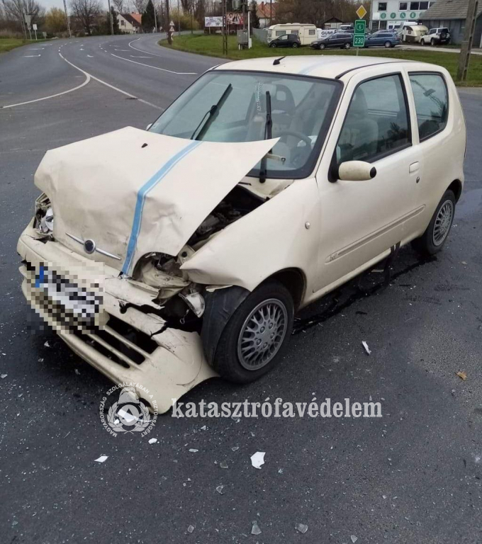 összetört az autó eleje az ütközéstől