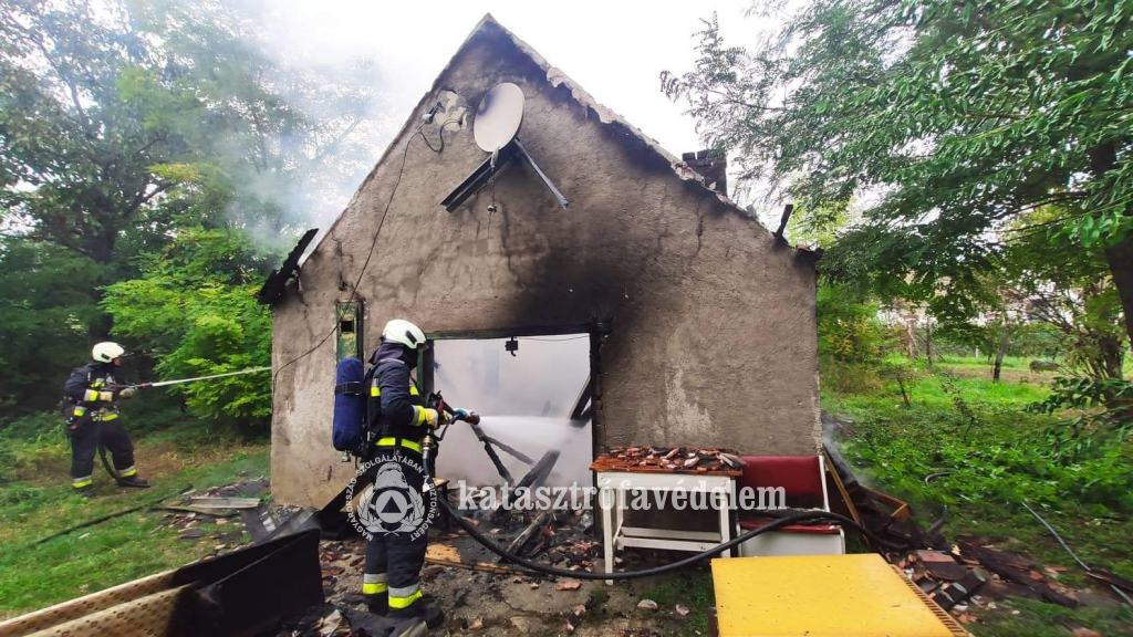 tűzoltók oltják az épületet