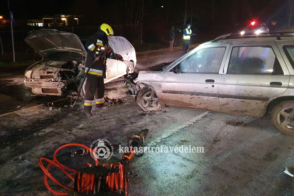 tűzoltó oltja az autó motorterét