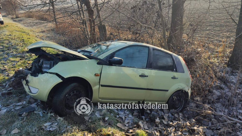 törött orrú autó az árokba csúszva