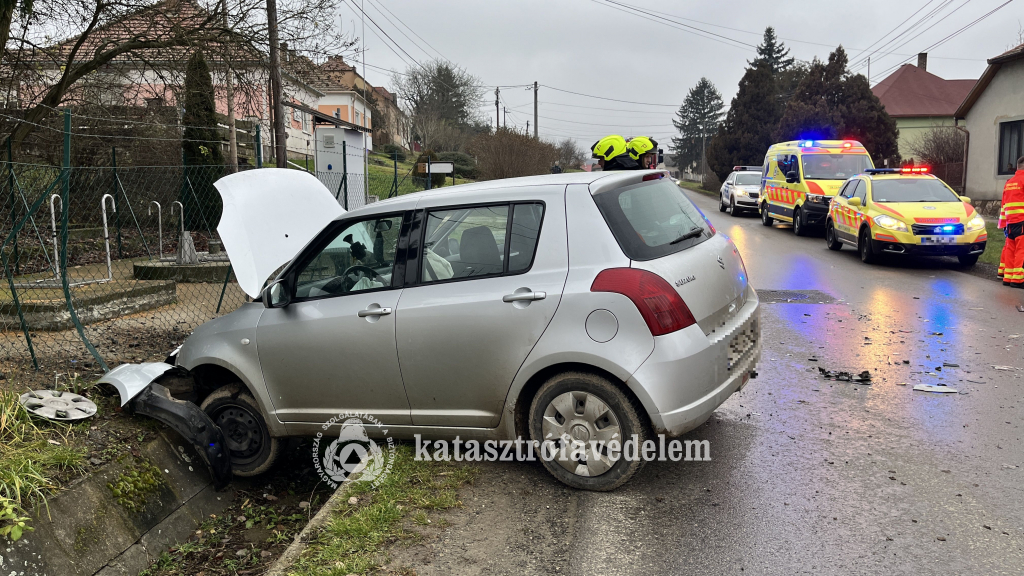 vízelvezető árokba csúztak az autó első kerekei