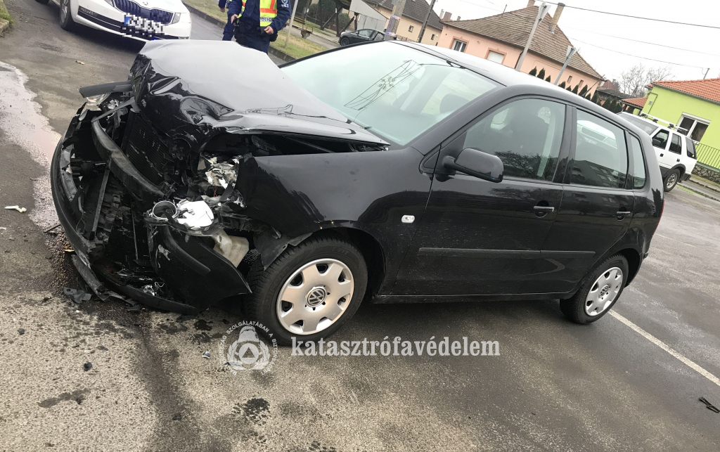 összetörött az autó motorháztetője az ütközéstől