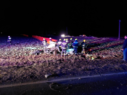 A baleset következtében az egyik autó az út melletti szántóföldre csapódott, ahol a tűzoltók áramtalanították.