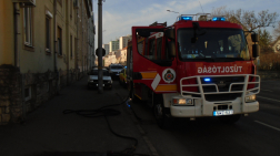 A pécsi hivatásos tűzoltók és a Baranya KMSZ érkezett a gázszivárgás helyszínére.