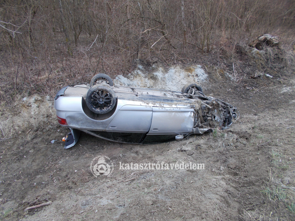 A személyautó az árokba csapódott, a bal első kereke kiszakadt.