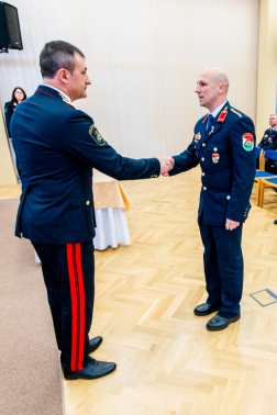 Munkakörében hosszú időn át végzett kiemelkedő tevékenysége elismeréseként dicséretben és jutalomban részesült Vörös Árpád tűzoltó főhadnagy.