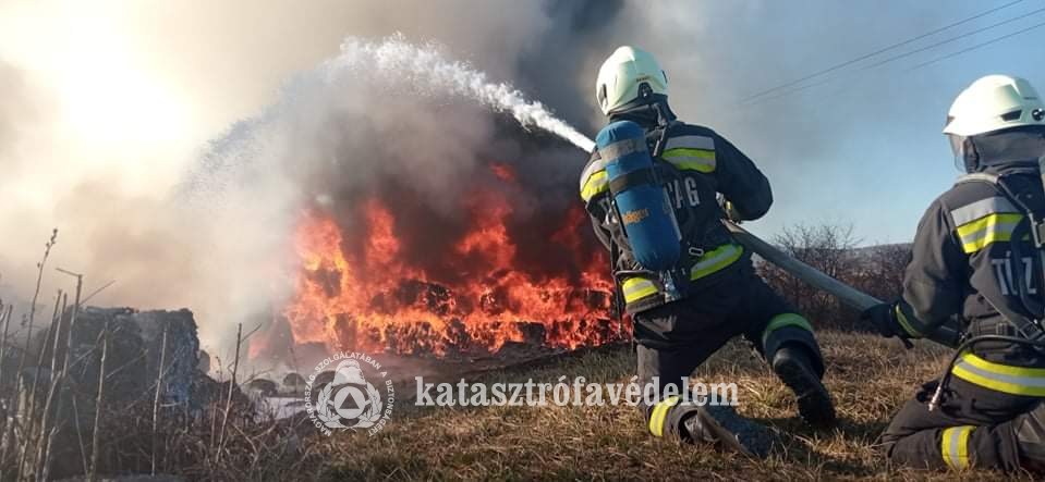 tűzoltók oltják a hatalmas lángokkal égő szemétkupacot