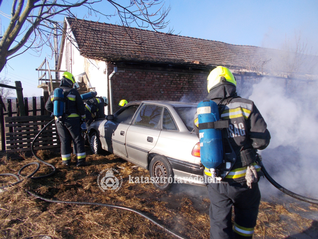 tűzoltók oltják az autót