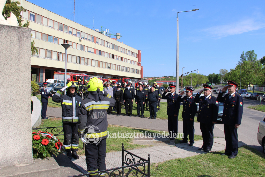 tiszteletadás a pécsi laktanya előtti szobornál