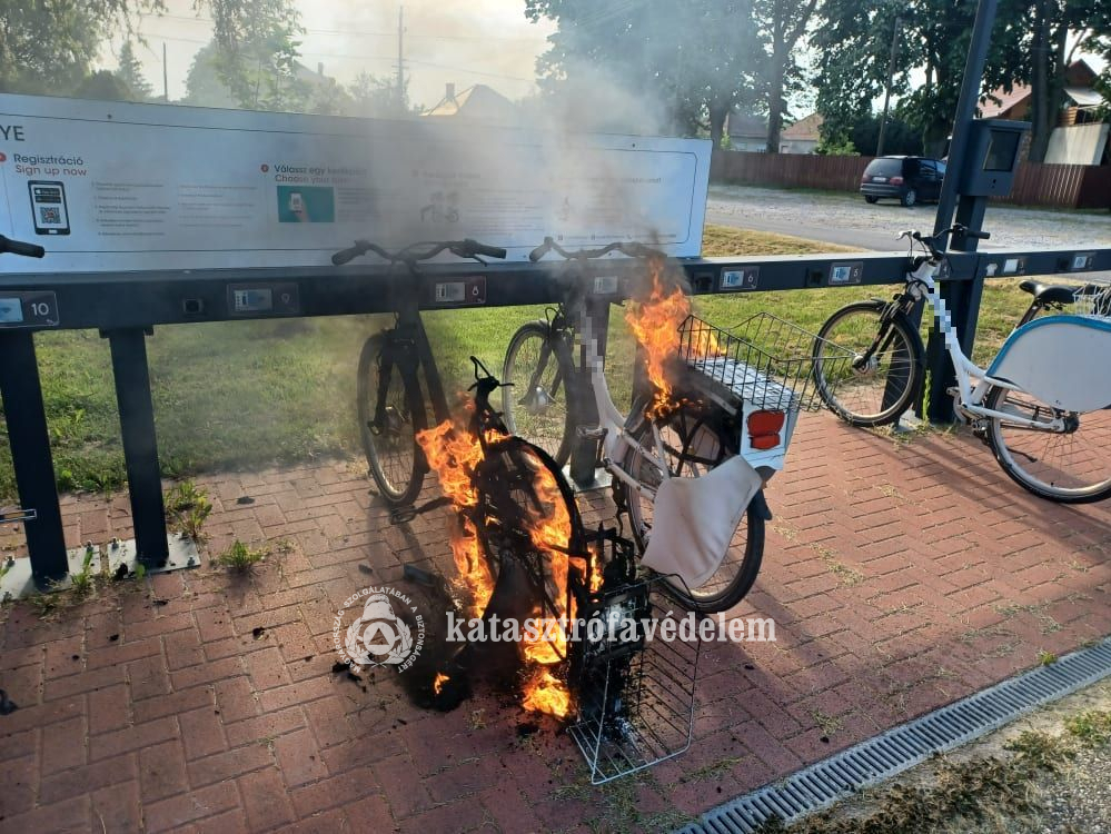 két elektromos bicikli is ég