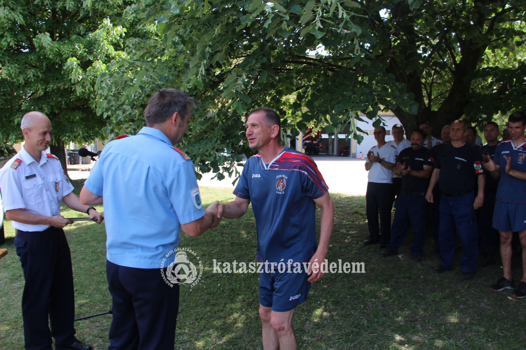 Jankó Gábor átveszi az elismerését