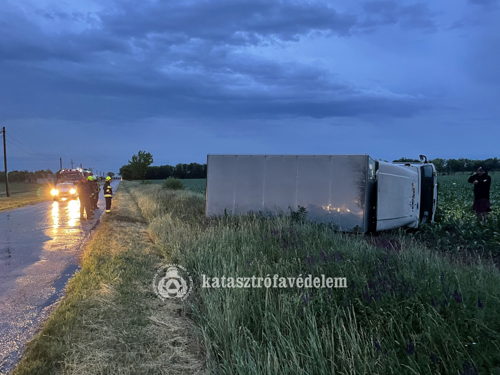 oldalára borult teherautó az árokban