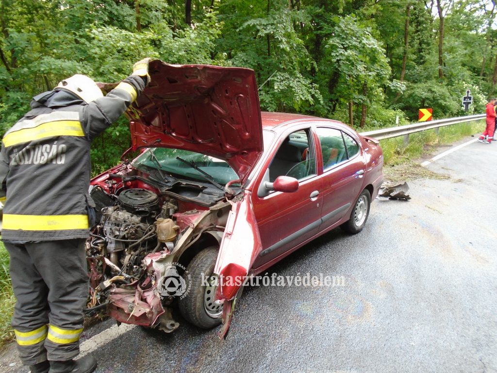 tűzoltó átnézi a motorteret